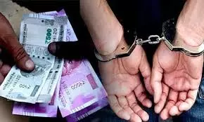 Bareilly: एंटी करप्शन टीम ने खादी विभाग के इंस्पेक्टर को रिश्वत लेते रंगेहाथ गिरफ्तार किया Bareilly: एंटी करप्शन टीम ने खादी विभाग के इंस्पेक्टर को रिश्वत लेते रंगेहाथ गिरफ्तार किया