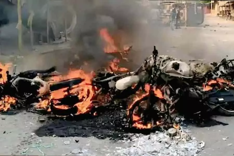 Bengal में वक्फ विरोधी प्रदर्शनों के मद्देनजर मुर्शिदाबाद में हुई हिंसा पर संपादकीय Bengal में वक्फ विरोधी प्रदर्शनों के मद्देनजर मुर्शिदाबाद में हुई हिंसा पर संपादकीय