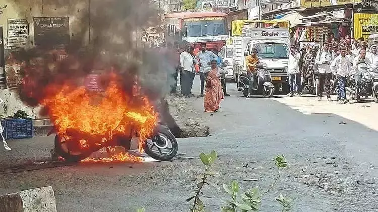 भीड़भाड़ वाले उम्ब्राज बाजार में बाइक में आग लग गई, वाहन जलकर राख हो गया भीड़भाड़ वाले उम्ब्राज बाजार में बाइक में आग लग गई, वाहन जलकर राख हो गया