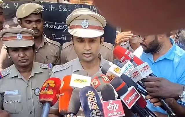 पेंसिल मांगने पर व्यक्ति पर दरांती से वार: पुलिस रिपोर्ट पेंसिल मांगने पर व्यक्ति पर दरांती से वार: पुलिस रिपोर्ट