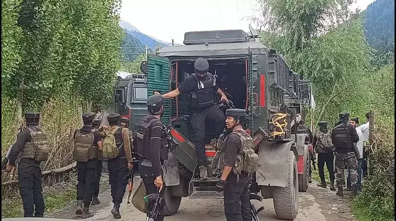 J&K के लसाना में आतंकवादियों के साथ मुठभेड़ के बाद तलाशी अभियान जारी J&K के लसाना में आतंकवादियों के साथ मुठभेड़ के बाद तलाशी अभियान जारी
