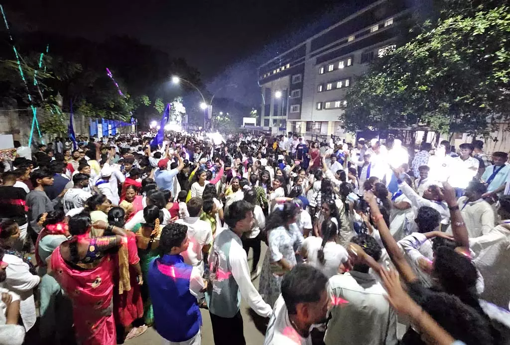 भीमछाये की रौशनी: युवाओं ने जमकर नाचा भीमछाये की रौशनी: युवाओं ने जमकर नाचा