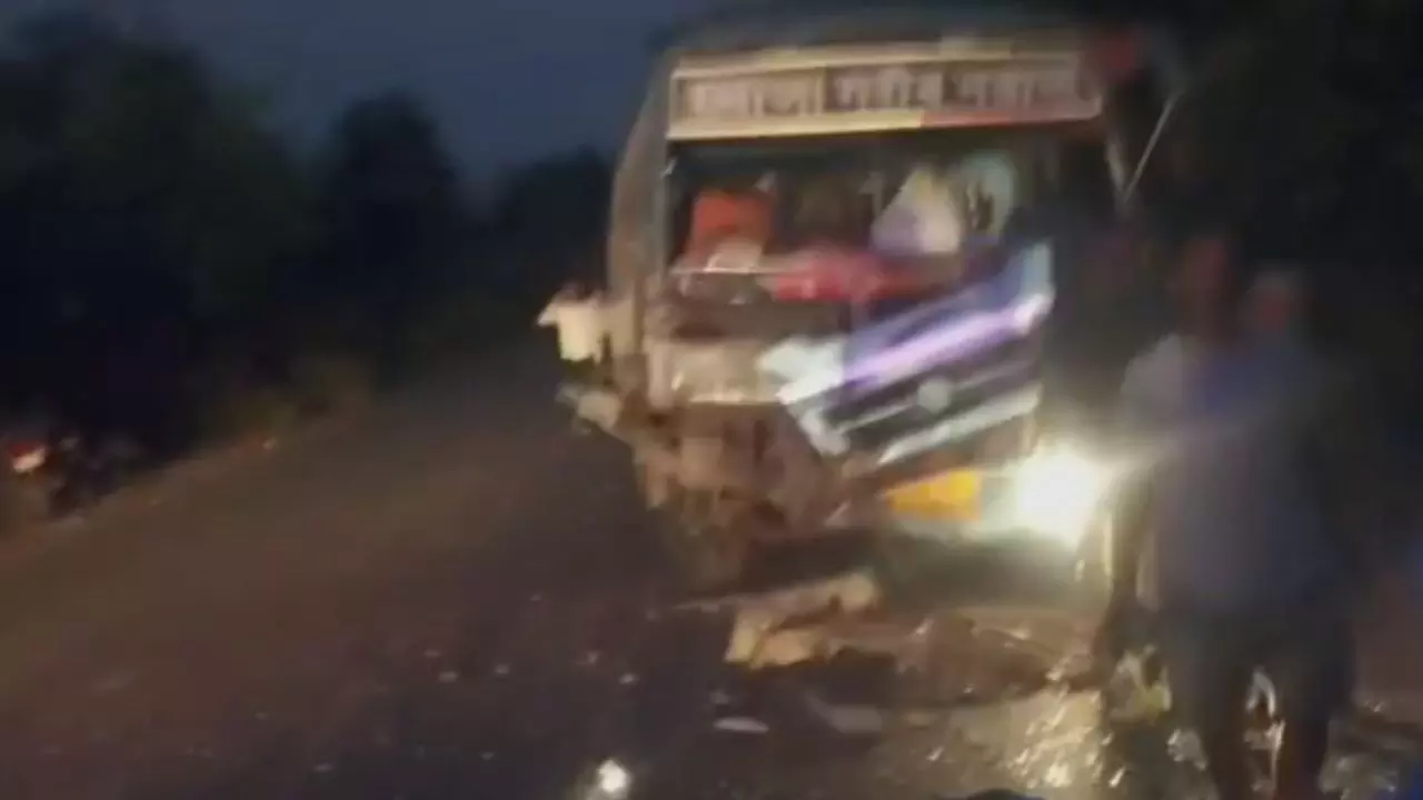 Sonbhadra में बस और एंबुलेंस की टक्कर, दर्जनभर यात्री घायल Sonbhadra में बस और एंबुलेंस की टक्कर, दर्जनभर यात्री घायल