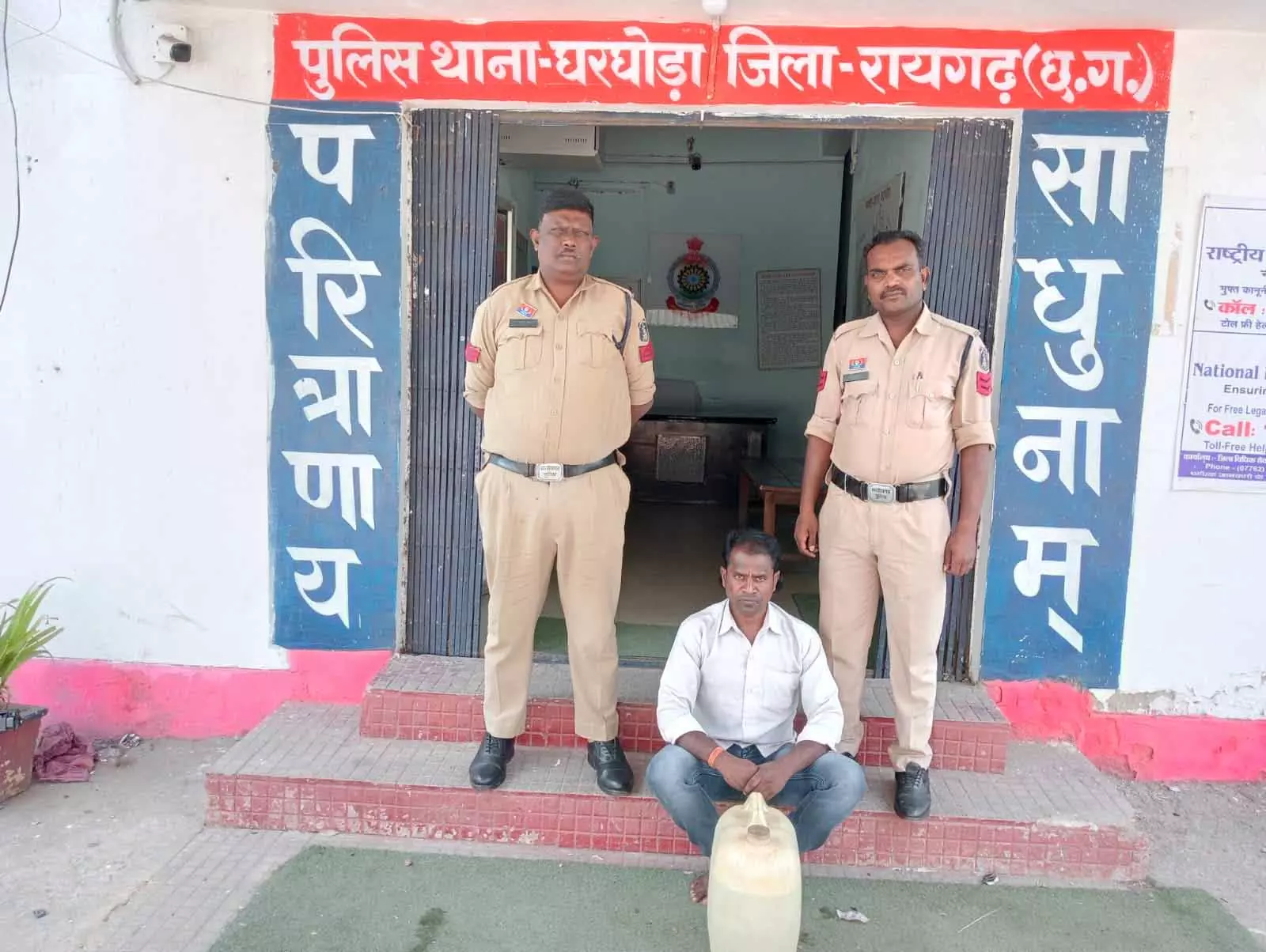 प्लास्टिक जरिकेन में शराब सप्लाई कर रहा युवक गिरफ्तार प्लास्टिक जरिकेन में शराब सप्लाई कर रहा युवक गिरफ्तार
