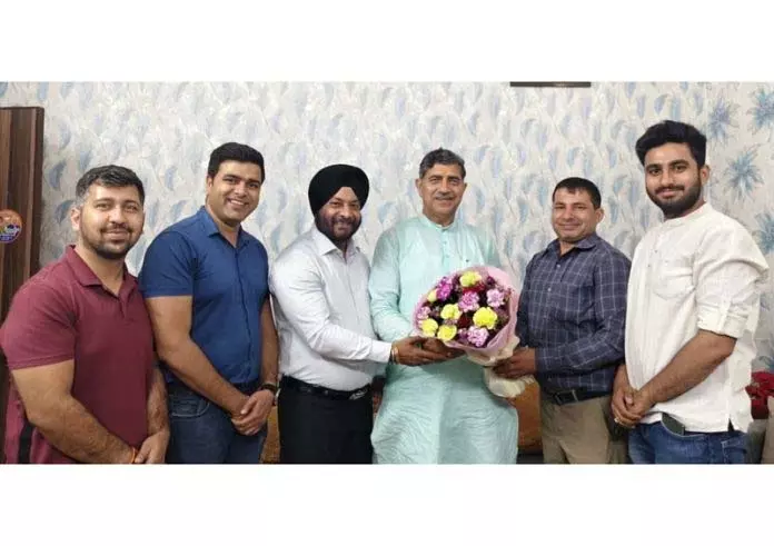 Jammu: बार एसोसिएशन की टीम ने सांसद से मुलाकात की Jammu: बार एसोसिएशन की टीम ने सांसद से मुलाकात की