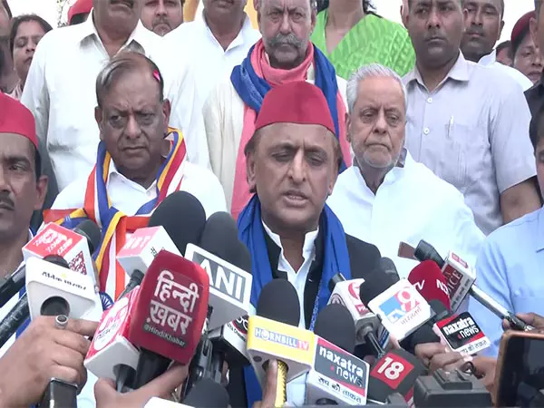 सपा प्रमुख अखिलेश यादव ने UP सरकार की शून्य गरीबी योजना की आलोचना की सपा प्रमुख अखिलेश यादव ने UP सरकार की शून्य गरीबी योजना की आलोचना की