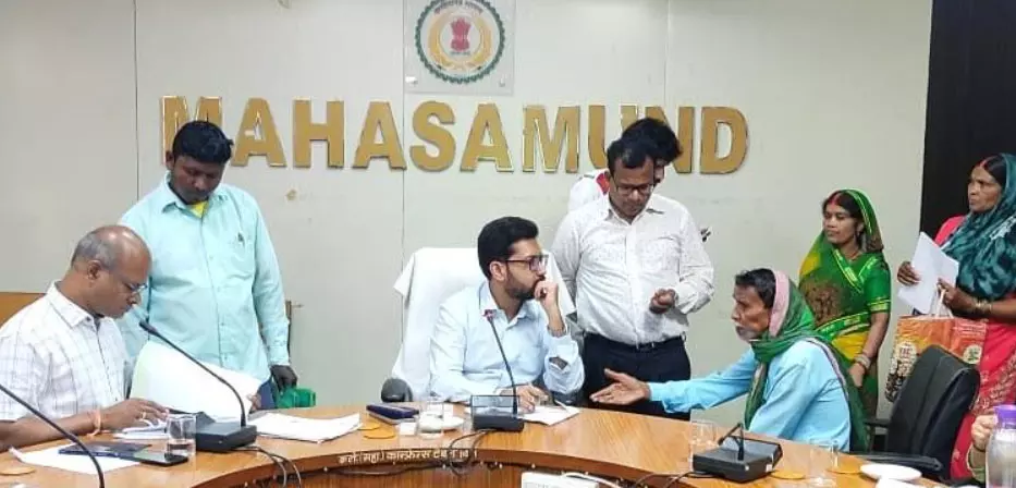 महासमुंद कलेक्टर ने जन चौपाल में सुनी लोगों की समस्याएं महासमुंद कलेक्टर ने जन चौपाल में सुनी लोगों की समस्याएं