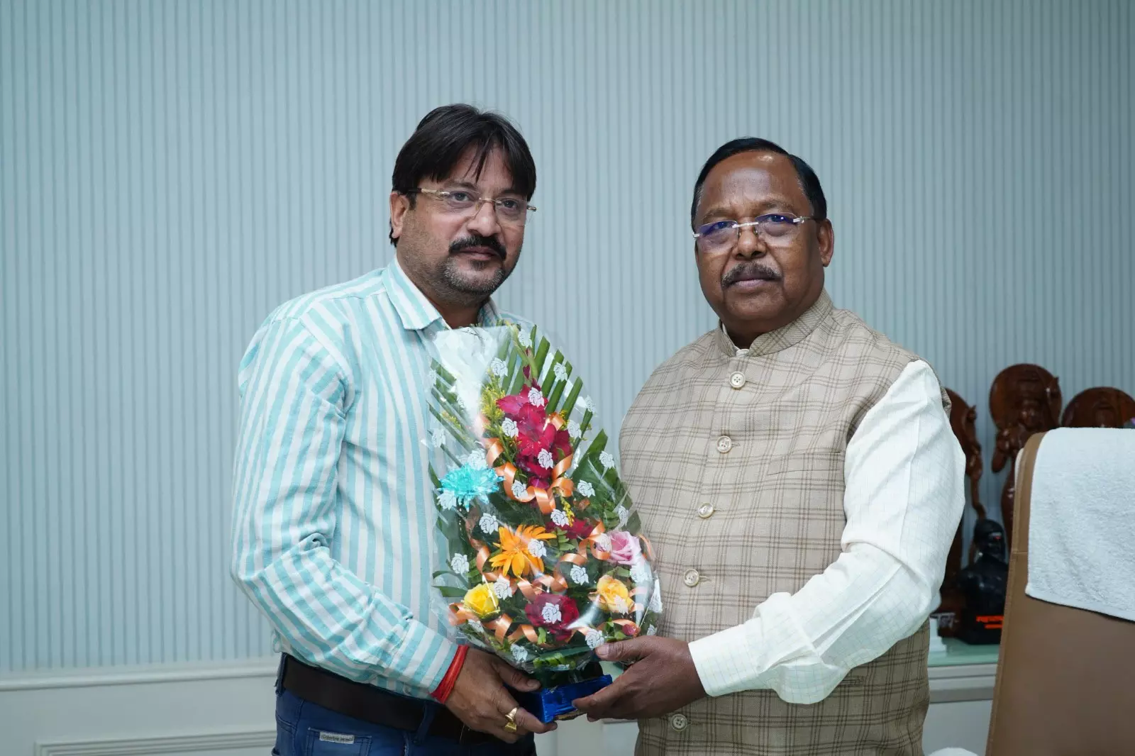 भाजपा रायगढ़ के सह कोषाध्यक्ष ने मंत्री राम विचार नेताम से की सौजन्य भेंट भाजपा रायगढ़ के सह कोषाध्यक्ष ने मंत्री राम विचार नेताम से की सौजन्य भेंट