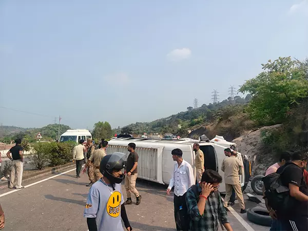 Udhampur में जम्मू-श्रीनगर राजमार्ग पर टेम्पो ट्रैवलर पलटने से 9 लोग घायल Udhampur में जम्मू-श्रीनगर राजमार्ग पर टेम्पो ट्रैवलर पलटने से 9 लोग घायल