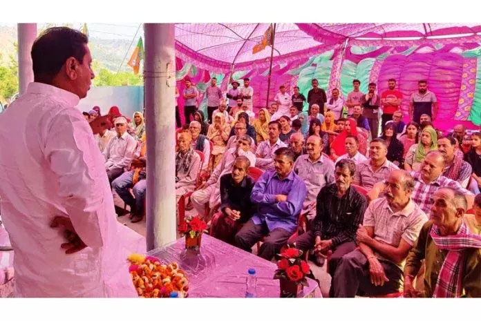 जसरोटिया ने भोरथैन North-Jakhol पंचायतों के निवासियों से बातचीत की जसरोटिया ने भोरथैन North-Jakhol पंचायतों के निवासियों से बातचीत की