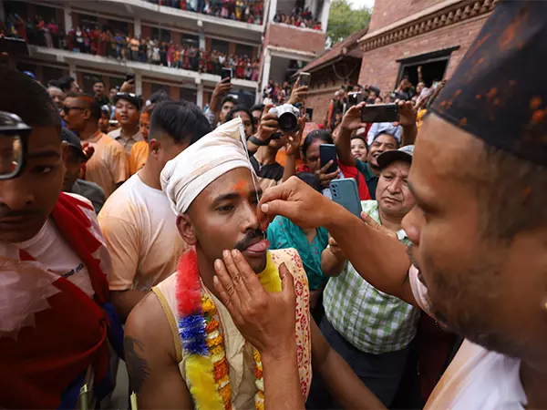 Sujan Bagh Shrestha ने सदियों पुरानी वार्षिक जीभ छेदन परंपरा को रखा जारी Sujan Bagh Shrestha ने सदियों पुरानी वार्षिक जीभ छेदन परंपरा को रखा जारी