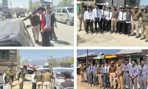 हंदवाड़ा में स्कूली छात्रों के साथ यातायात जागरूकता अभियान