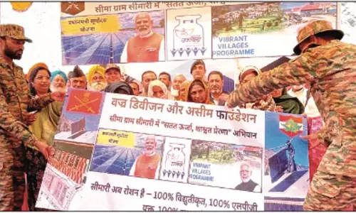 देश के पहले मतदान केंद्र गांव करनाह में बिजली पहुंचाई गई देश के पहले मतदान केंद्र गांव करनाह में बिजली पहुंचाई गई