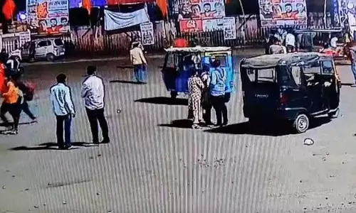 ट्रेन बदलने रायपुर स्टेशन में उतरे युवकों के बीच हुई चाकूबाजी, वीडियो ट्रेन बदलने रायपुर स्टेशन में उतरे युवकों के बीच हुई चाकूबाजी, वीडियो