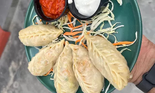 Momos Recipe: बिना स्टीमर की मदद से घर पर बनाएं बाजार जैसे स्वादिष्ट मोमोज