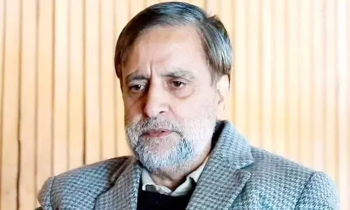 मियां अल्ताफ ने पुस्तक का विमोचन किया