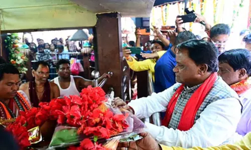 मुख्यमंत्री मोहन चरण माझी ने क्योंझर में मां तारिणी का लिया आशीर्वाद, झंडा जुलूस में शामिल मुख्यमंत्री मोहन चरण माझी ने क्योंझर में मां तारिणी का लिया आशीर्वाद, झंडा जुलूस में शामिल