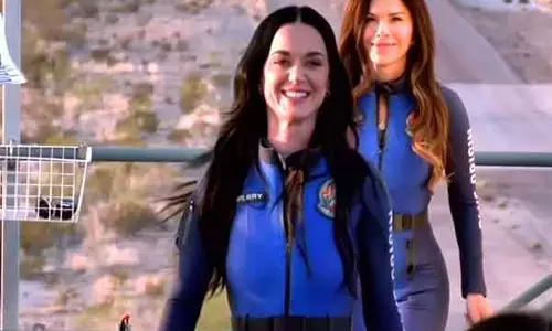 अंतरिक्ष यात्रा से धरती पर लौटने के बाद Katy Perry ने धरती को चूमा अंतरिक्ष यात्रा से धरती पर लौटने के बाद Katy Perry ने धरती को चूमा