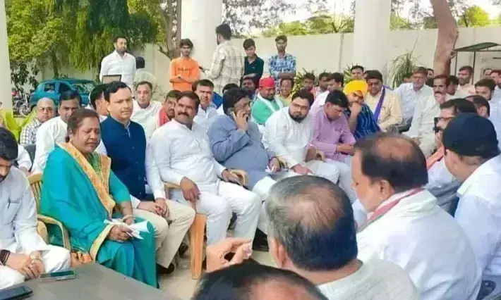 Firozabad: सपा जिला कार्यालय पर बाबा साहब की जयंती पर पुष्प अर्पित कर श्रद्धांजलि अर्पित की गई Firozabad: सपा जिला कार्यालय पर बाबा साहब की जयंती पर पुष्प अर्पित कर श्रद्धांजलि अर्पित की गई