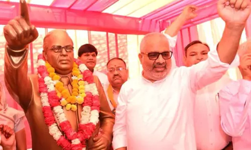 जयपुर : भूपेंद्र यादव ने बहरोड़ में फल-सब्जी मंडी का किया शिलान्यास, किसानों को मिलेगा नया बाजार जयपुर : भूपेंद्र यादव ने बहरोड़ में फल-सब्जी मंडी का किया शिलान्यास, किसानों को मिलेगा नया बाजार
