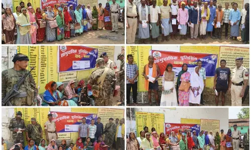पुलिस ने नक्सल ग्रस्त गांवों में बांटे साड़ी, धोती और गमछे