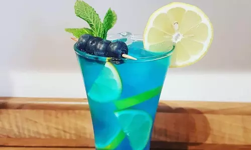 Blue Lagoon Recipe: घर पर बनाएं कैफे जैसा ब्लू लैगून ड्रिंक, पीने से मिलेगी गर्मी से राहत