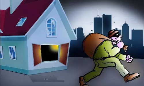 Haldwani: सोते परिवार के घर में चोरी, चोर जेवर और मोबाइल लेकर फरार Haldwani: सोते परिवार के घर में चोरी, चोर जेवर और मोबाइल लेकर फरार