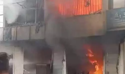 आगजनी में गिफ्ट शॉप जलकर खाक, वीडियो
