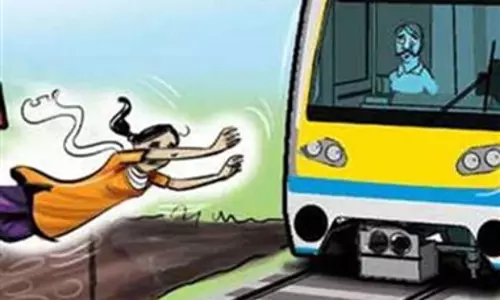 Auraiya: लव मैरिज पर समाज की बेरुखी, प्रताड़ना से आहत युवती ने ट्रेन के आगे कूदकर दी जान Auraiya: लव मैरिज पर समाज की बेरुखी, प्रताड़ना से आहत युवती ने ट्रेन के आगे कूदकर दी जान