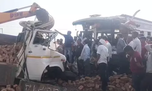 बस और ट्रक के बीच भीषण टक्कर, तीन लोगों की मौत 20 घायल