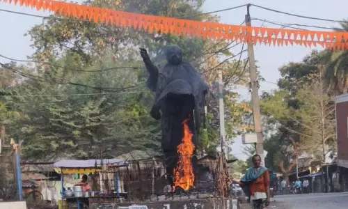 पटनागढ़ में ओडिशा के पूर्व सीएम बीजू पटनायक की प्रतिमा जलाई, जांच शुरू पटनागढ़ में ओडिशा के पूर्व सीएम बीजू पटनायक की प्रतिमा जलाई, जांच शुरू