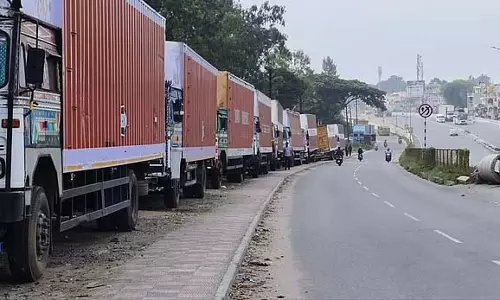कर्नाटक में हड़ताल: होसुर में ट्रक इंतजार कर रहे