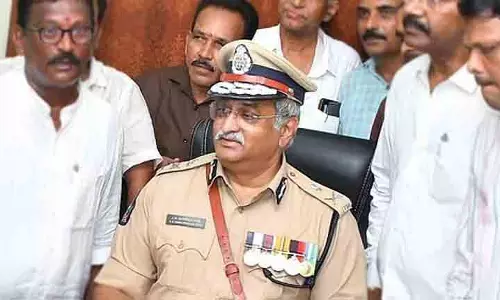 सेवानिवृत्त IPS ABV ने राजनीति में प्रवेश के संकेत दिए, आंध्र के पूर्व CM जगन पर निशाना साधा