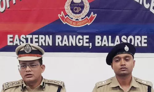 10 साल बाद बेटे से मिली महिला, अपहरण के आरोप में पिता गिरफ्तार 10 साल बाद बेटे से मिली महिला, अपहरण के आरोप में पिता गिरफ्तार