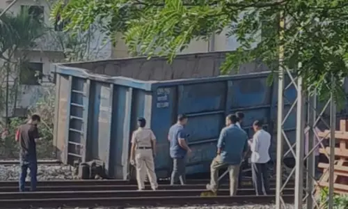 पटरी से उतरी मालगाड़ी, तीन डिब्बे क्षतिग्रस्त पटरी से उतरी मालगाड़ी, तीन डिब्बे क्षतिग्रस्त