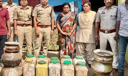 श्रद्धालु बनकर पुलिस जवानों ने मारी रेड, महुआ शराब जब्त