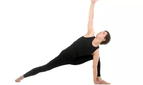 Parsvakonasana: पार्श्वकोणासन के स्वास्थ्य लाभ, जानें किसे और कैसे करना चाहिए ये आसन