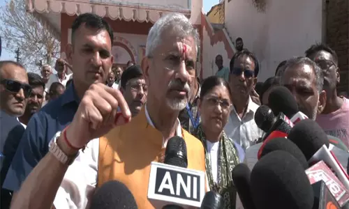 Jaishankar ने गुजरात के गांव में स्मार्ट क्लास का उद्घाटन किया
