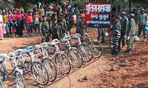 मुफ्त साइकिल सेवा, ग्रामीणों के लिए पुलिस और ITBP की पहल मुफ्त साइकिल सेवा, ग्रामीणों के लिए पुलिस और ITBP की पहल