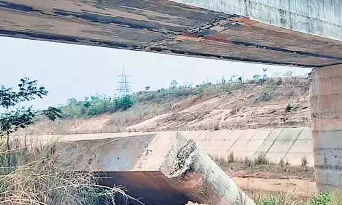Telangana में सितारामा प्रोजेक्ट का खंभा ढह गया Telangana में सितारामा प्रोजेक्ट का खंभा ढह गया