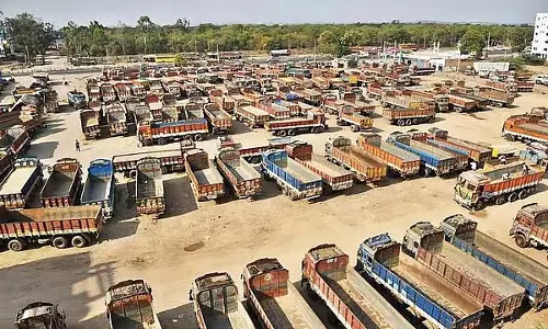 डीजल मूल्य वृद्धि की निंदा करते हुए मध्य रात्रि से अनिश्चितकालीन ट्रक हड़ताल शुरू डीजल मूल्य वृद्धि की निंदा करते हुए मध्य रात्रि से अनिश्चितकालीन ट्रक हड़ताल शुरू