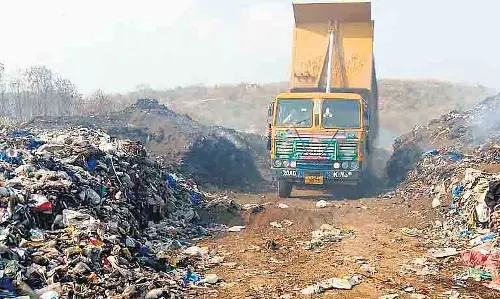 Telangana के निजामाबाद डंप यार्ड में सप्ताह में दूसरी बार आग लगी Telangana के निजामाबाद डंप यार्ड में सप्ताह में दूसरी बार आग लगी