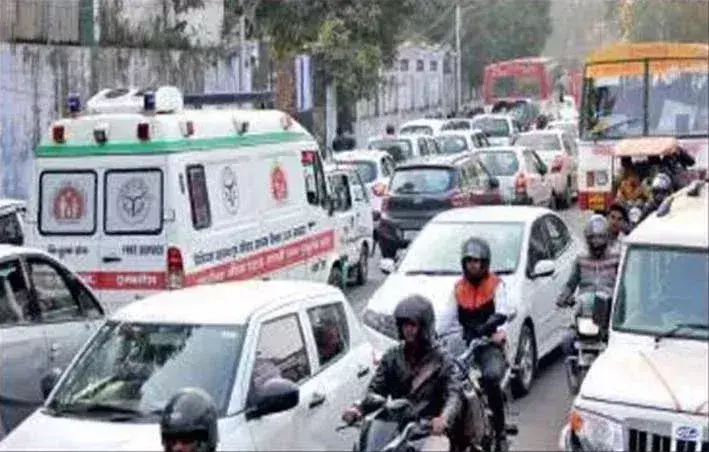 Lucknow: KGMU में धूप में खड़ी एंबुलेंस बनी मुसीबत, मरीजों को नहीं मिल रही राहत Lucknow: KGMU में धूप में खड़ी एंबुलेंस बनी मुसीबत, मरीजों को नहीं मिल रही राहत