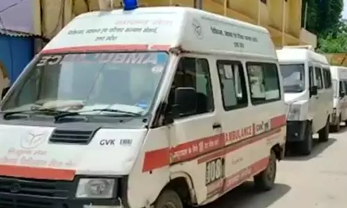 Lucknow: चिलचिलाती धूप में एंबुलेंस में इंतजार, मरीज बेहाल कोई राहत नहीं Lucknow: चिलचिलाती धूप में एंबुलेंस में इंतजार, मरीज बेहाल कोई राहत नहीं