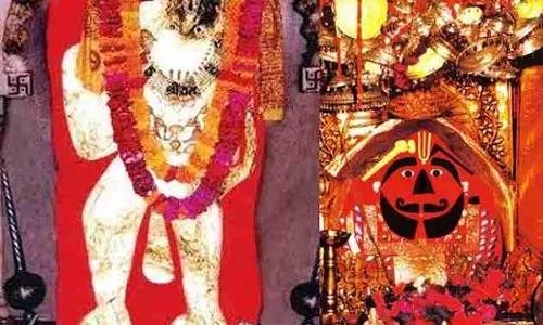 Hanuman ji का ये मंदिर है बेहद विचित्र स्थान, यहाँ से कोई भक्त अपने घर प्रसाद नहीं ले जाता Hanuman ji का ये मंदिर है बेहद विचित्र स्थान, यहाँ से कोई भक्त अपने घर प्रसाद नहीं ले जाता