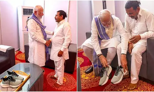 14 साल पुरानी कसम पूरी: PM Modi ने प्रशंसक के पैर में जूता रखकर पूरी की कसम