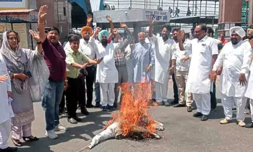 पार्टी लाइन से ऊपर उठकर नेताओं ने प्रताप बाजवा के खिलाफ कार्रवाई के लिए Punjab सरकार की आलोचना की पार्टी लाइन से ऊपर उठकर नेताओं ने प्रताप बाजवा के खिलाफ कार्रवाई के लिए Punjab सरकार की आलोचना की