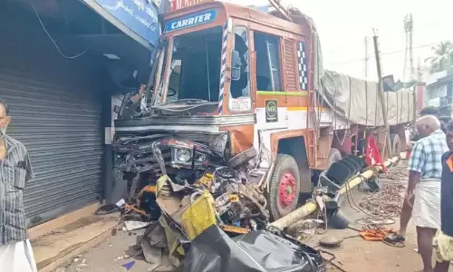पांडिकट्टू में एक मालवाहक ट्रक तीन वाहनों से टकरा गया; कई लोग घायल हुए