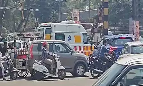 मालगाड़ी फंसने से रेलवे फाटक घंटो तक बंद, एंबुलेंस फंसी रही