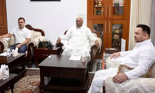 बिहार गठबंधन: तेजस्वी यादव ने खड़गे, राहुल से की मुलाकात बिहार गठबंधन: तेजस्वी यादव ने खड़गे, राहुल से की मुलाकात